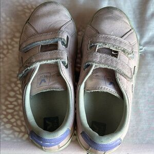 Kids comfy sneakers, easy to put on.. Neutral color for everyday wear fun style